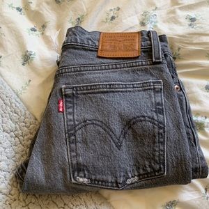 Size 25 Levi’s straight wedgie